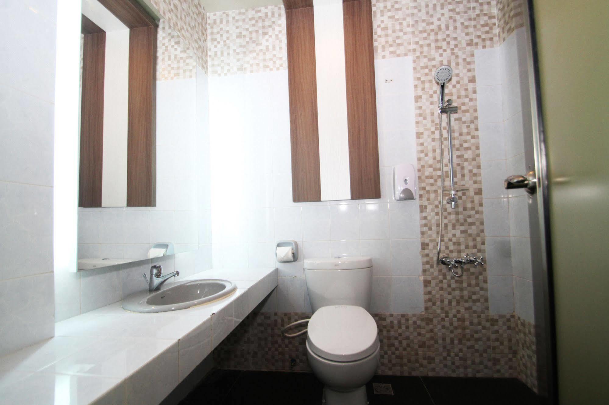 The L Hotel Entertainment Batam Kültér fotó
